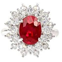 Anello in oro bianco con rubino rosso naturale da 6.50 ct con diamanti - harrychadent.it