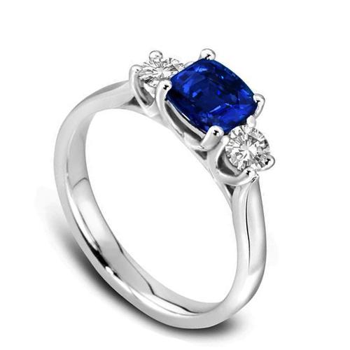 Anello in oro con cuscino e diamanti a taglio rotondo con zaffiro blu di Ceylon da 1.90 ct - harrychadent.it