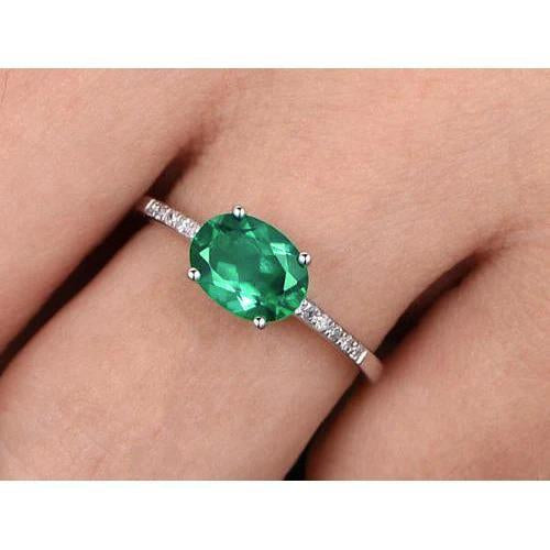 Anello in oro con smeraldo verde a taglio ovale da 4.25 ct con diamanti - harrychadent.it