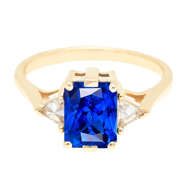 Anello in oro giallo con 3 pietre zaffiro radiante 3 carati trilioni di diamanti - harrychadent.it