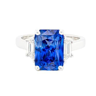 Anello nuziale con 3 pietre. zaffiro radiante e diamanti smeraldo. 1.75 carati - harrychadent.it