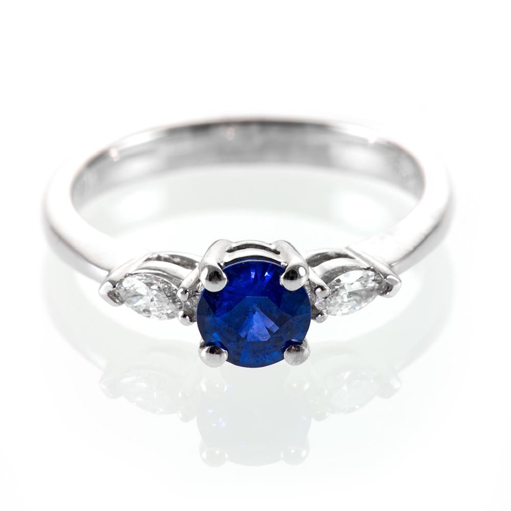 Anello rotondo e marquise con zaffiro blu di Ceylon e diamanti, oro bianco 2,50 ct - harrychadent.it