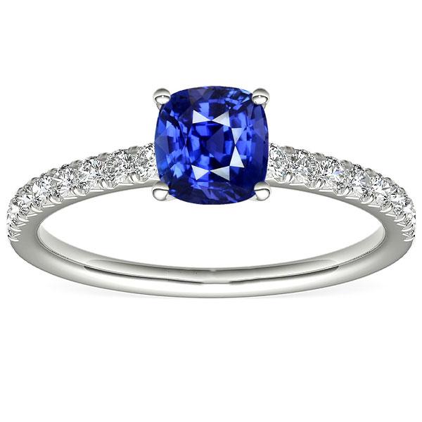 Anello solitario in oro con zaffiro taglio cuscino e pavé di diamanti 3 carati - harrychadent.it