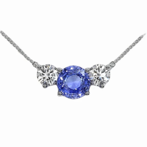 Collana con ciondolo a 3 pietre con zaffiro rotondo e diamanti 3,50 carati Collana con ciondolo a 3 pietre con zaffiro rotondo e diamanti 3,50 carati