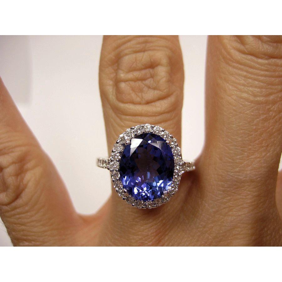 Tanzanite blu taglio ovale da 2.15 ct con anello di diamanti. gioielleria raffinata in oro - harrychadent.it