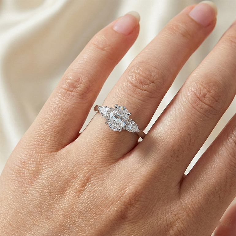 1.61 Carati. Anello Da Donna Con Naturale Diamante Naturale Autentico ( non creato in laboratorio ) Centrale Ovale 3 Gioielli In Pietra Oro Bianco Nuovo