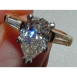 1.8 Carati. Anello In Oro Bicolore Con Tre Pietre Taglio A Goccia Con Genuino Diamanti