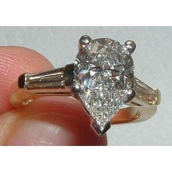 1.8 Carati. Anello In Oro Bicolore Con Tre Pietre Taglio A Goccia Con Genuino Diamanti