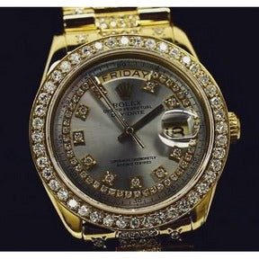 12ct. Orologio personalizzato in oro giallo di medie dimensioni 
