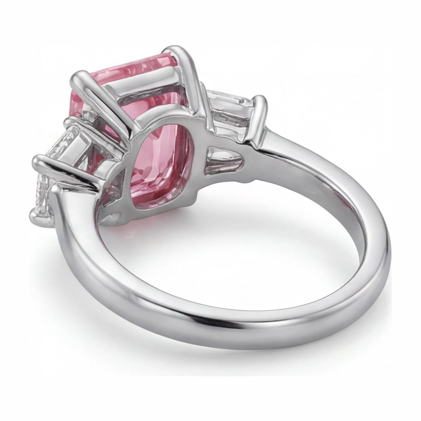 Anello a Tre Pietre Liscio con Diamante Rosa da Laboratorio Taglio Smeraldo da 2,5 Carati in Oro Bianco 14K
