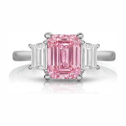 Anello a Tre Pietre Liscio con Diamante Rosa da Laboratorio Taglio Smeraldo da 2,5 Carati in Oro Bianco 14K