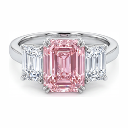 Anello a tre pietre con diamante rosa da laboratorio taglio smeraldo da 2,75 carati in Oro Bianco 14 carati
