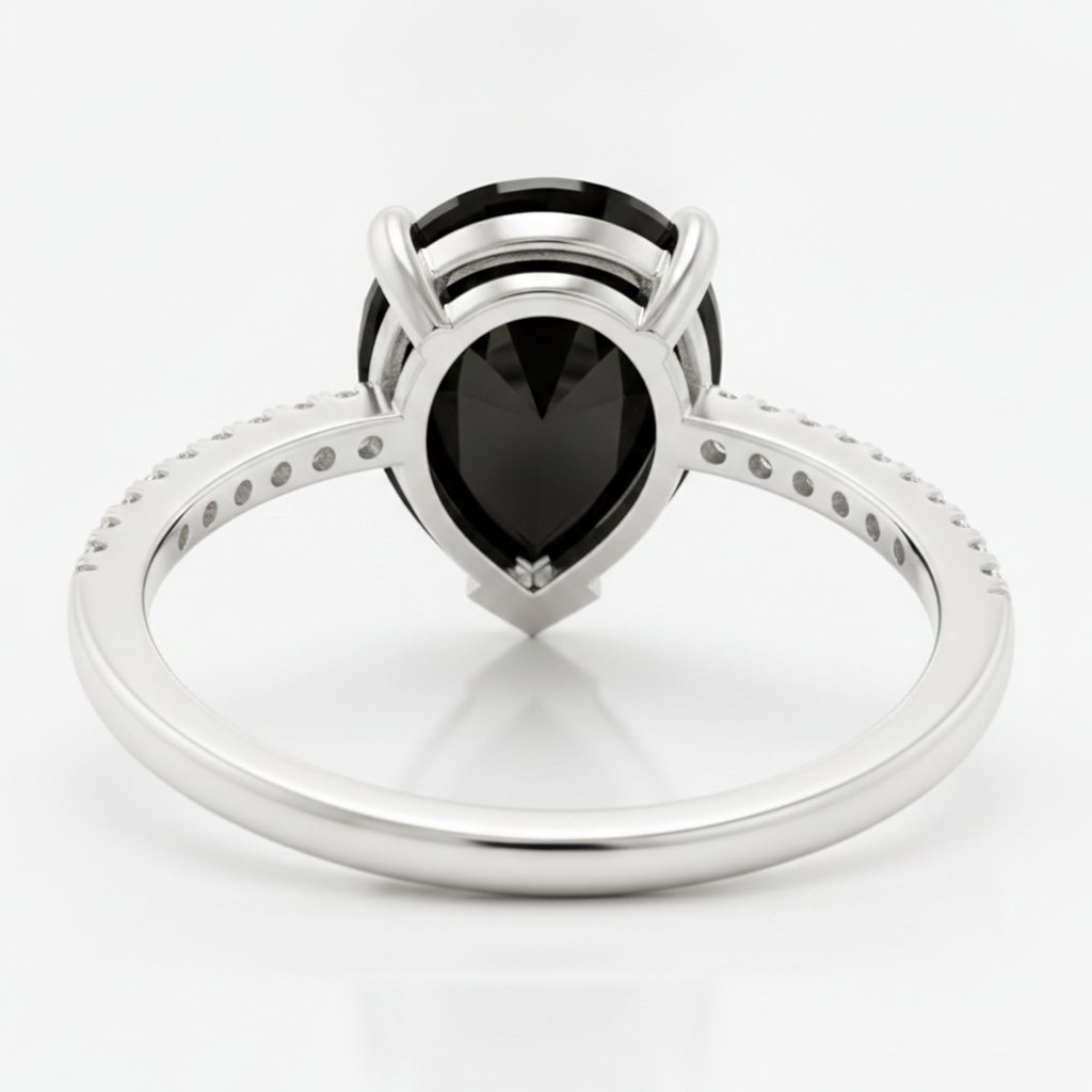 Anello Solitario con Diamante Nero Naturale a Goccia da 5 Carati e Pavé in Oro Bianco 14K