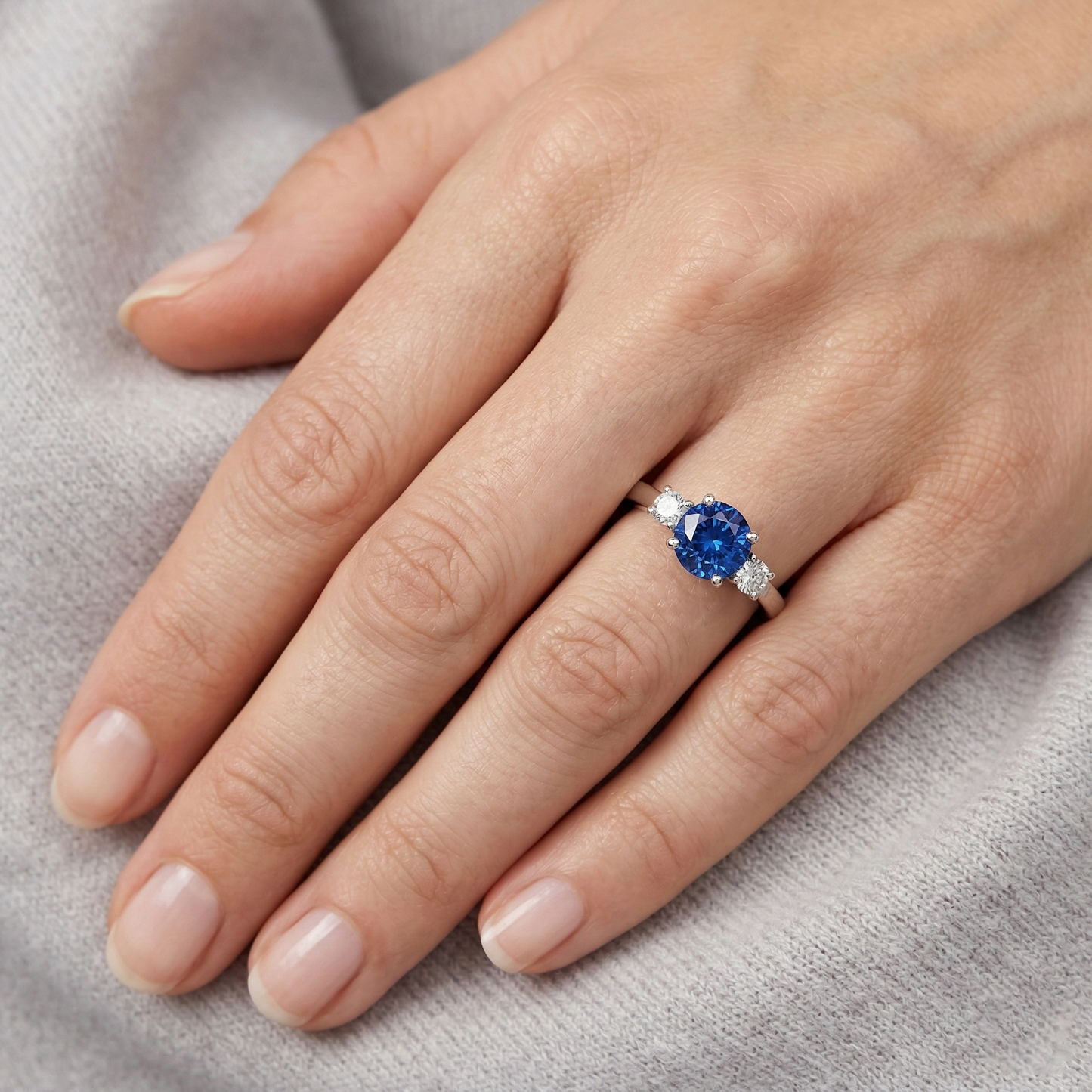 Anello con zaffiro blu 2,70 carati e diamanti tre pietre in oro bianco 14K