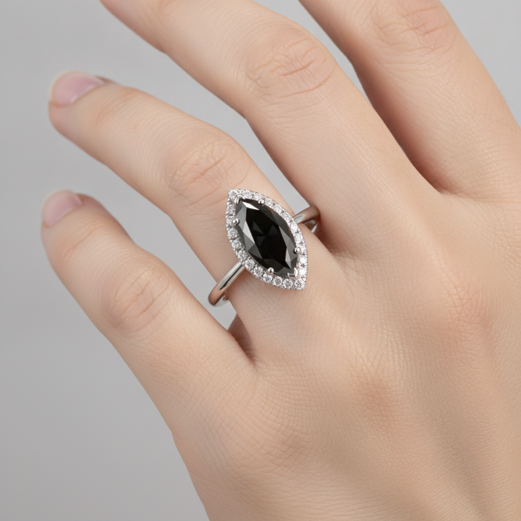 Anello con diamante nero naturale da 11 carati taglio marquise Halo in Oro Bianco 14K