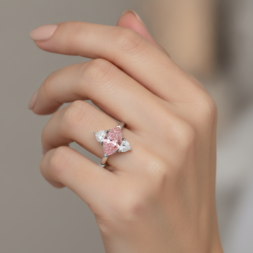 Anello a Tre Pietre con Diamante Rosa da Laboratorio Taglio Marquise da 3,5 Carati in Oro Bianco 14K