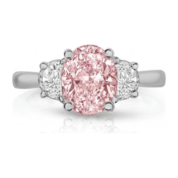 Anello a Tre Pietre con Diamante Rosa da Laboratorio Ovale da 3,5 Carati in Oro Bianco 14K