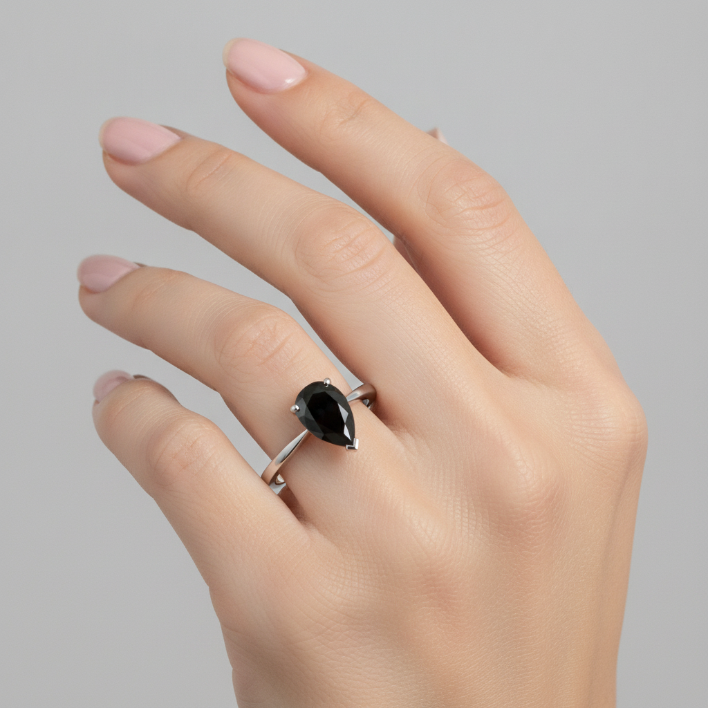 Anello di Fidanzamento Solitario Nero con Diamante Naturale a Goccia da 3,5 Carati in Oro Bianco 14K Liscio