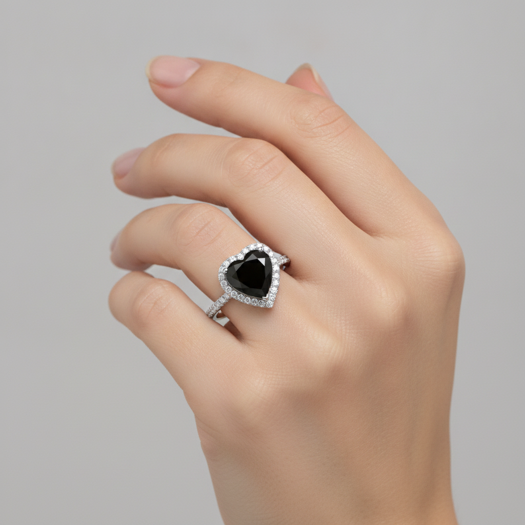 Anello di Fidanzamento con Diamante Nero Naturale a Cuore da 4 Carati Halo Pavé in Oro Bianco 14K