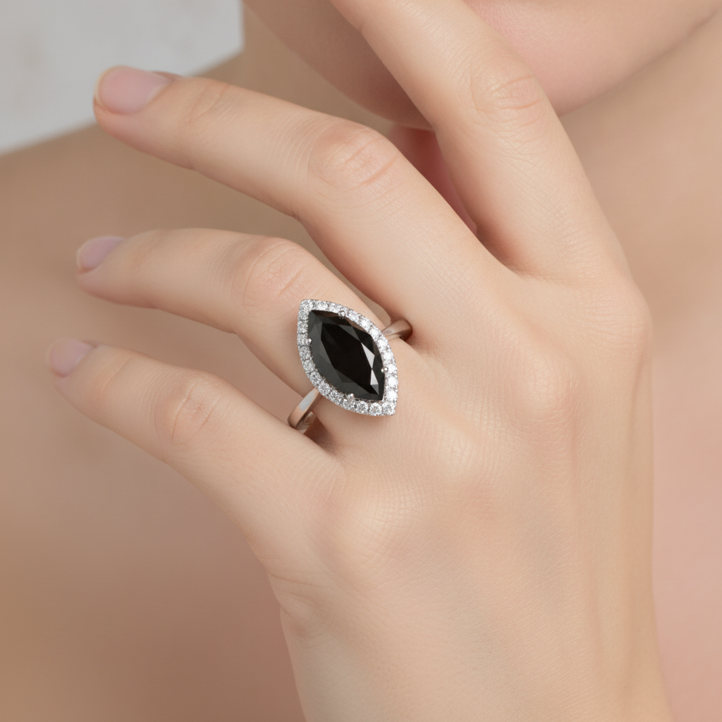 Anello di Fidanzamento con Diamante Scuro Naturale da 8 Carati Taglio Marquise Halo Nero in Oro Bianco 14K