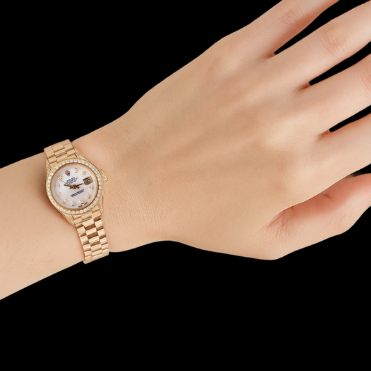 Orologio da donna Rolex Stile presidente in oro giallo con quadrante in madreperla e diamanti