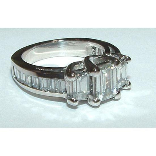 3 Ct. Anello Con Tre Pietre Di Naturale Diamanti E Smeraldo E Baguette Oro Bianco 14K