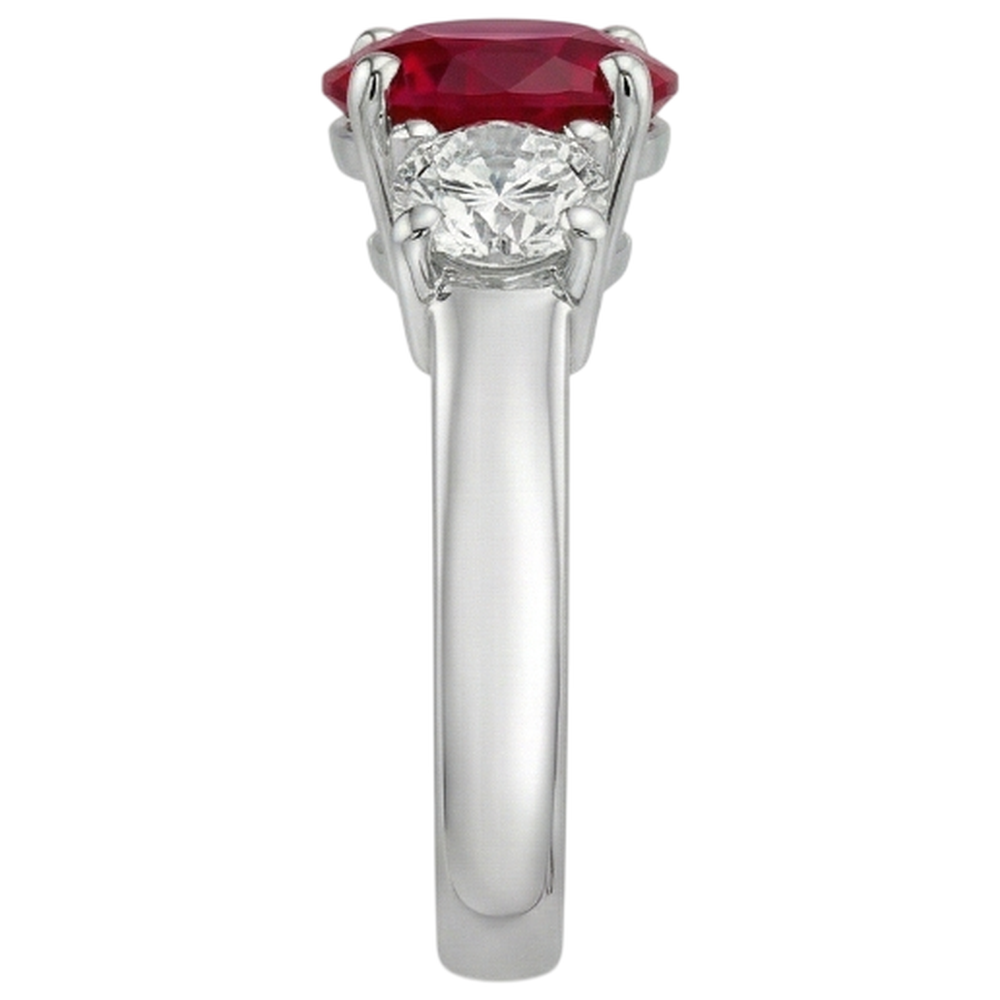3,50 ct. Anello con 3 pietre di rubini e diamanti incastonato a griffe in oro bianco