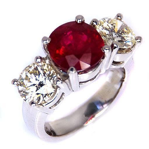 Anello da donna in oro bianco con 3 pietre di rubini da 4 ct e diamanti rotondi - harrychadent.it