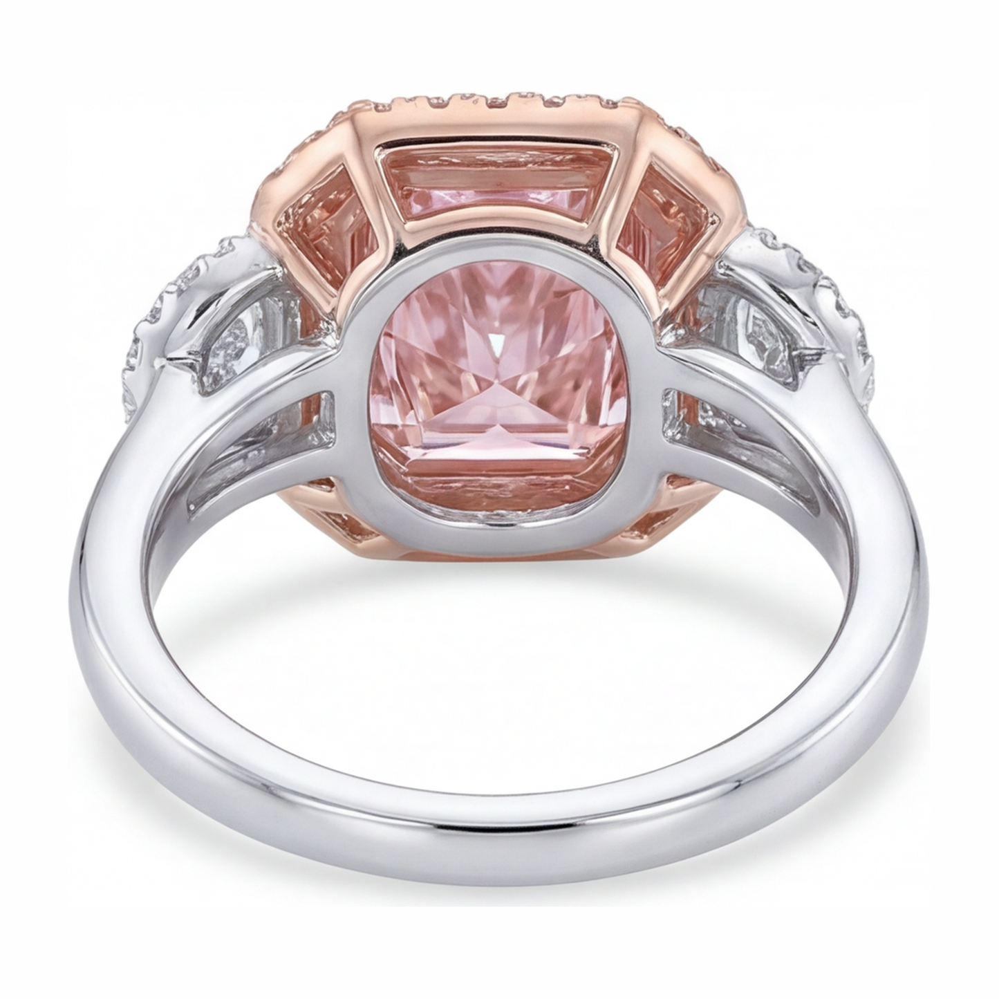 Anello di Fidanzamento con Diamante Rosa da Laboratorio da 5,5 Carati Taglio Radiant Halo a Fascia Liscia in Oro Bianco 14K