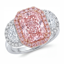 Anello di Fidanzamento con Diamante Rosa da Laboratorio da 5,5 Carati Taglio Radiant Halo a Fascia Liscia in Oro Bianco 14K