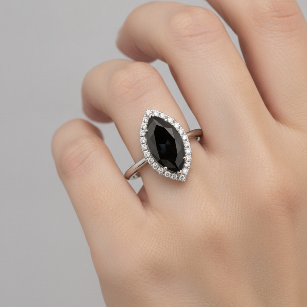 Anello di Fidanzamento con Diamante Nero Naturale Taglio Marquise Halo da 3 Carati in Oro Bianco 14K