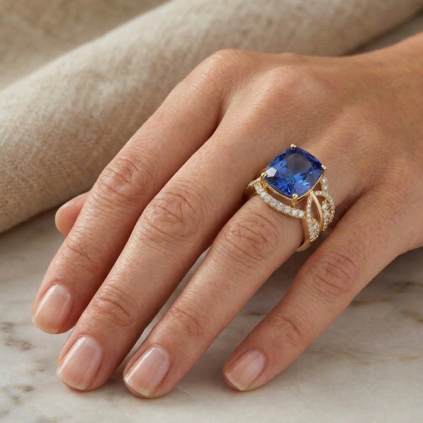 6 ct. Cuscino Sri Lanka Zaffiro Blu E Diamanti Naturali Autentici ( non creati in laboratorio ) Oro Giallo 14K