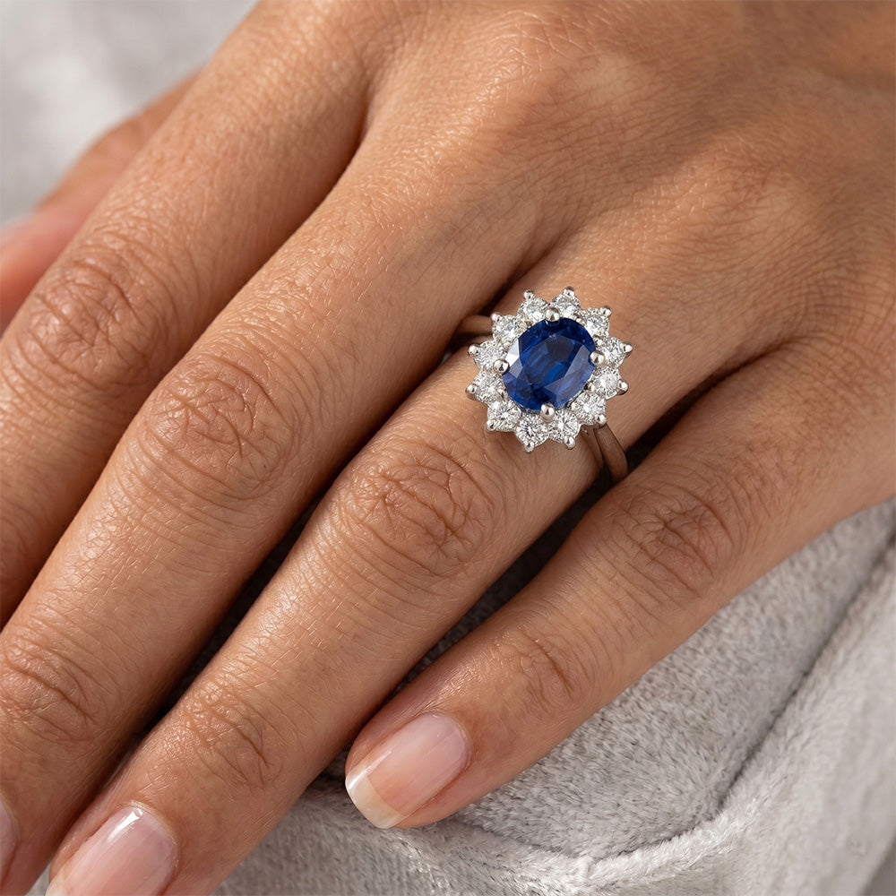 A forma di fiore con zaffiro blu da 3,60 carati e diamante in oro bianco 14K
