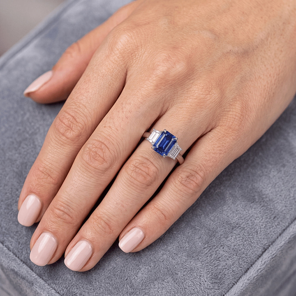 Anello 3 pietre con zaffiro blu taglio Asscher e diamanti trapezoidali 2 carati