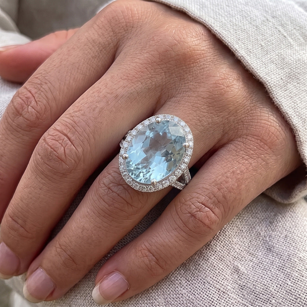 Anello Anniversario Ovale Acquamarina E Diamanti 16.35 Ct Oro Bianco