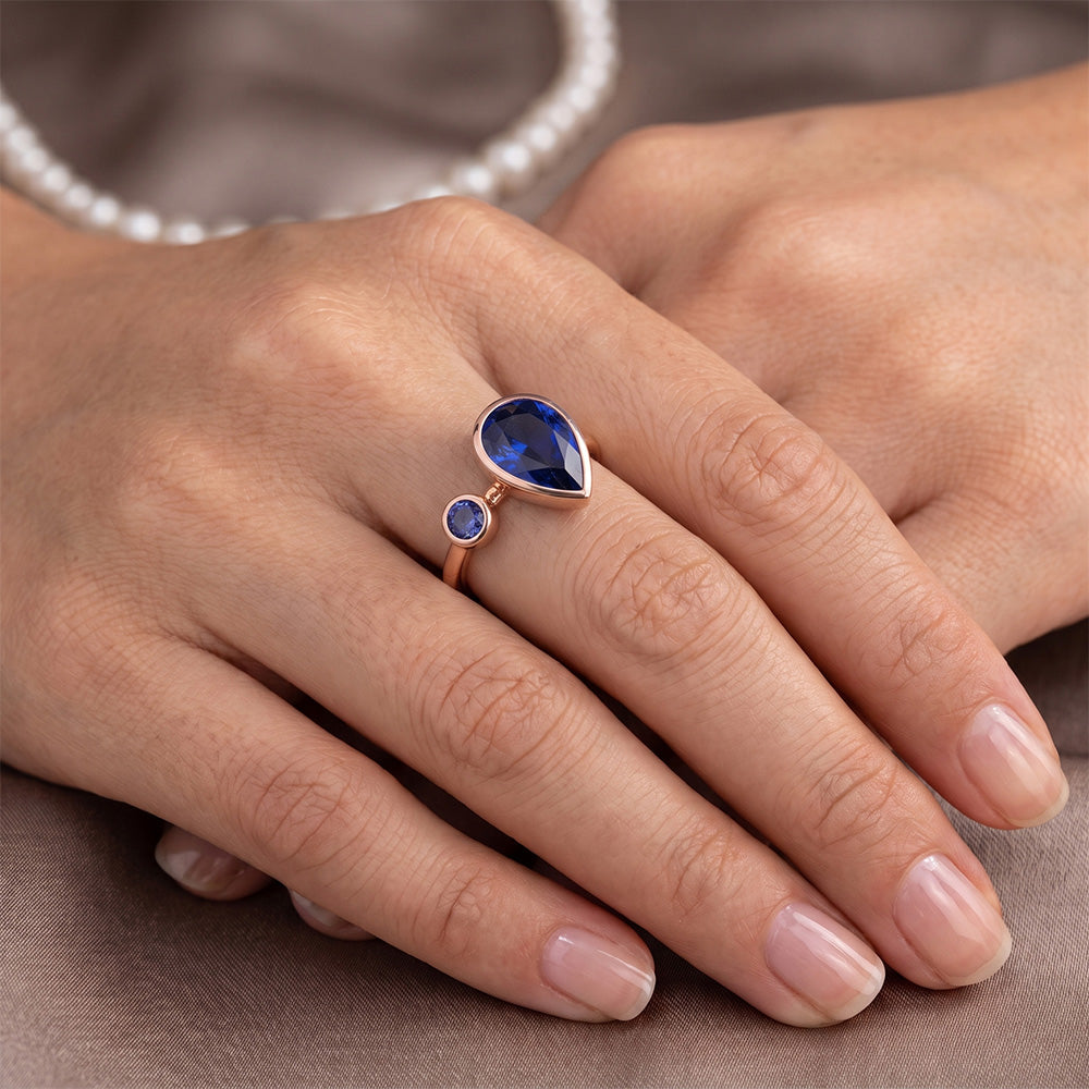 Anello Anniversario Rotondo e Pera Zaffiri Blu 2.25 Carati Oro Rosa 14K
