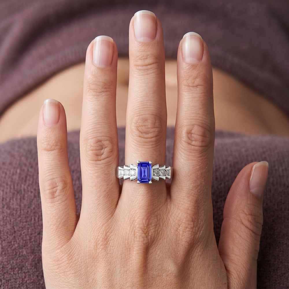 Anello Anniversario plissettato con zaffiro blu smeraldo da 2 carati in oro bianco 14K