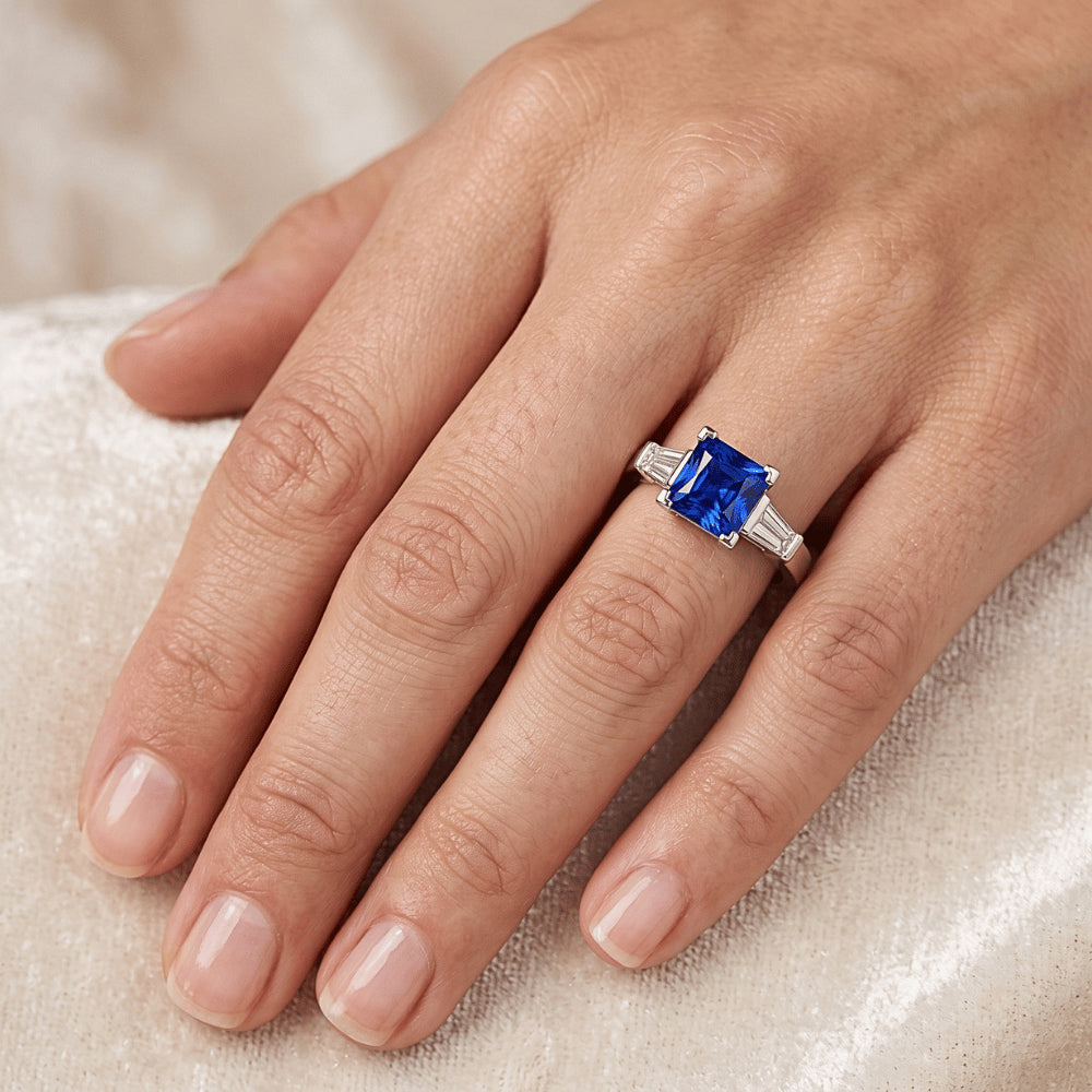Anello Baguette Diamante Naturale Autentico ( non creato in laboratorio ) 3 Pietre Zaffiro Azzurro Radiante 2.50 Carati