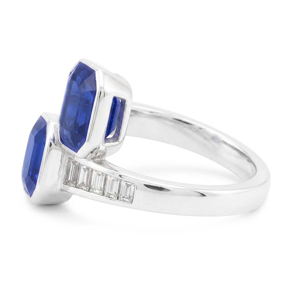 Anello Baguette con diamanti e zaffiri Asscher. castone e canale da 4.50 carati