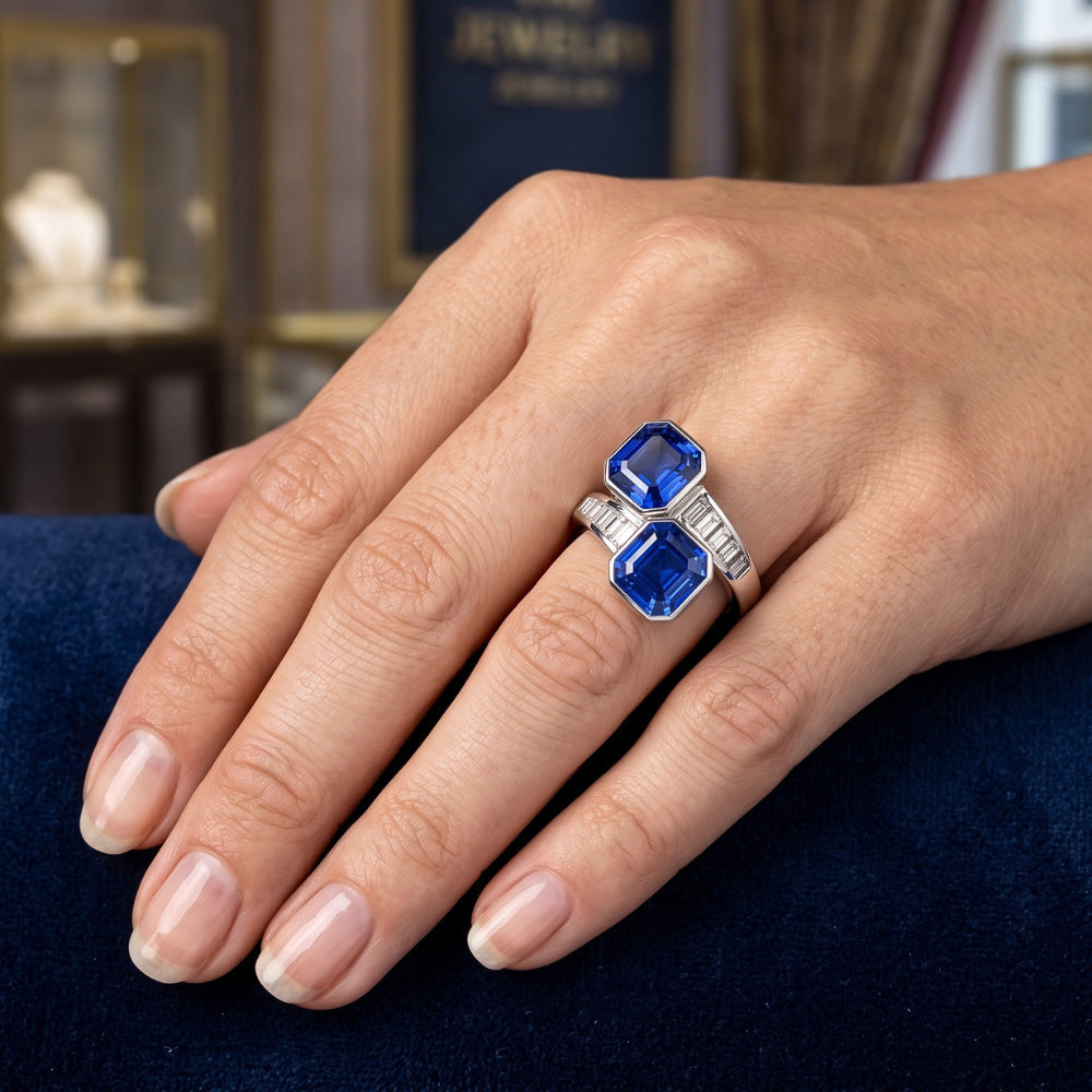Anello Baguette con diamanti e zaffiri Asscher. castone e canale da 4.50 carati
