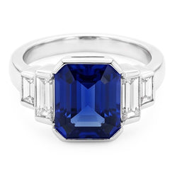 Anello Barretta con zaffiro blu taglio brillante da 2 carati e diamanti baguette