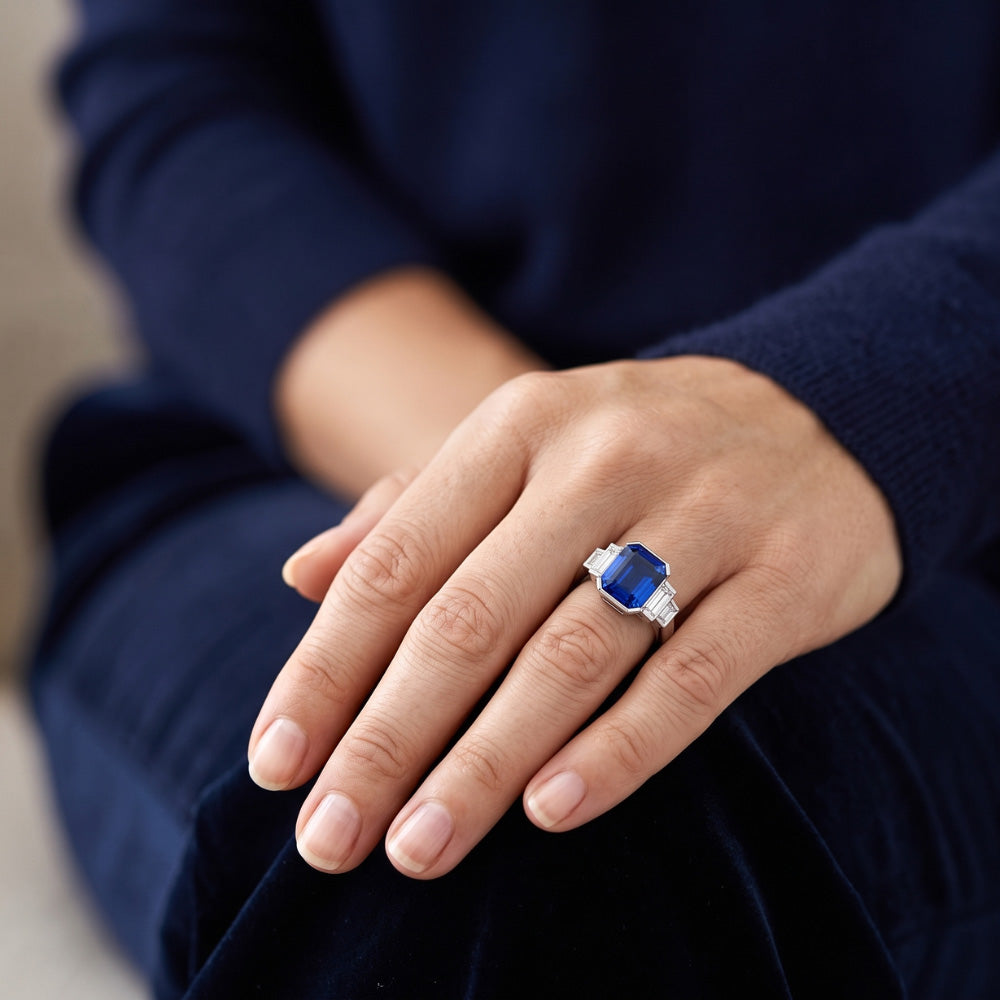 Anello Barretta con zaffiro blu taglio brillante da 2 carati e diamanti baguette