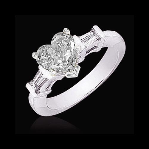 Anello Con Naturale Diamanti A Taglio Cuore Da 2.50 Carati Con Tre Gioielli In Pietra