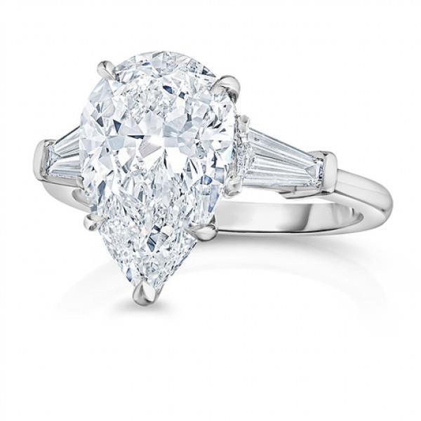 Anello Di Fidanzamento Con Naturale Diamante Da 2.46 Carati. 3 Pietre. Oro Bianco 14K