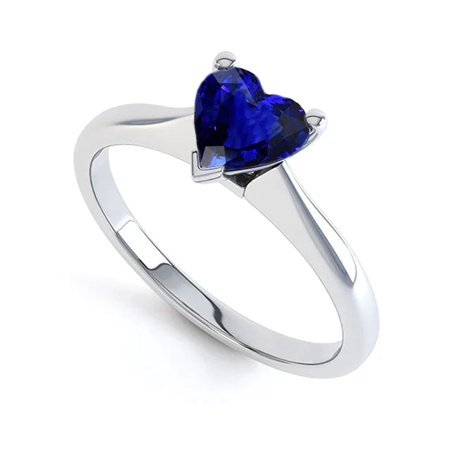 Anello di fidanzamento con taglio a cuore con zaffiro