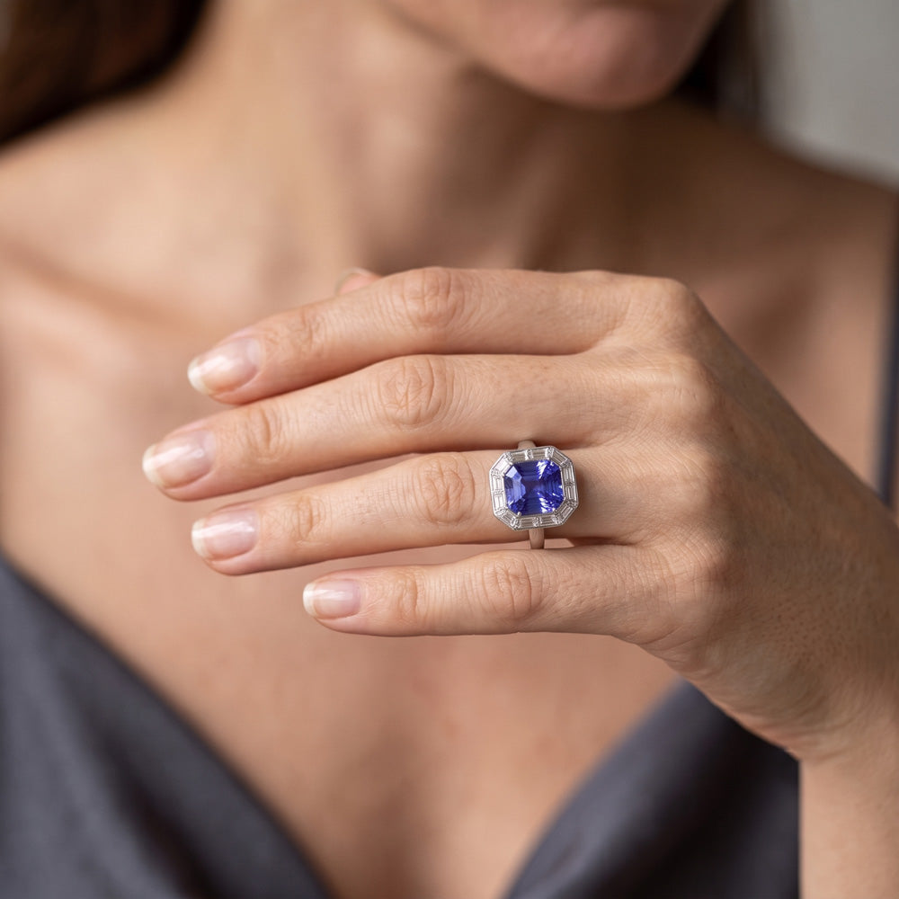 Anello Halo 3,50 carati Zaffiro blu radiante e diamanti Baguette in oro bianco 14K