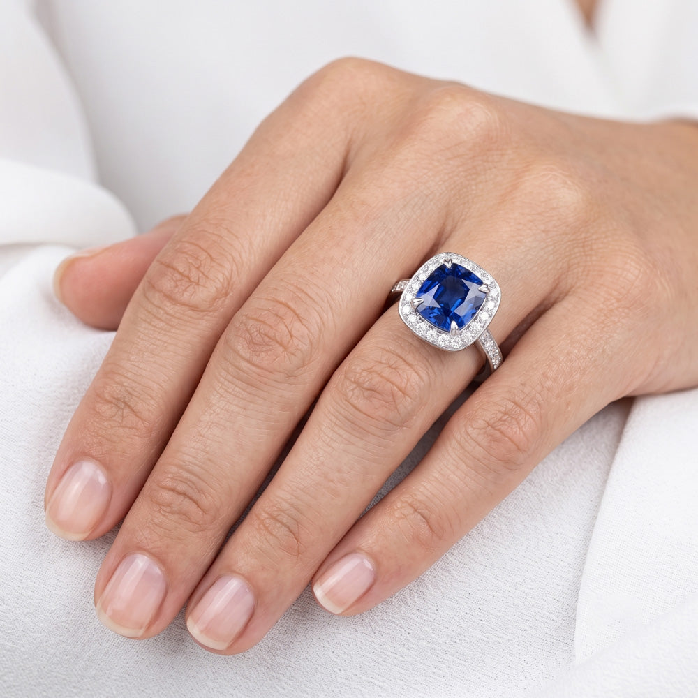 Anello Halo Cushion con zaffiro Ceylon da 3,50 carati e diamante incastonati in oro