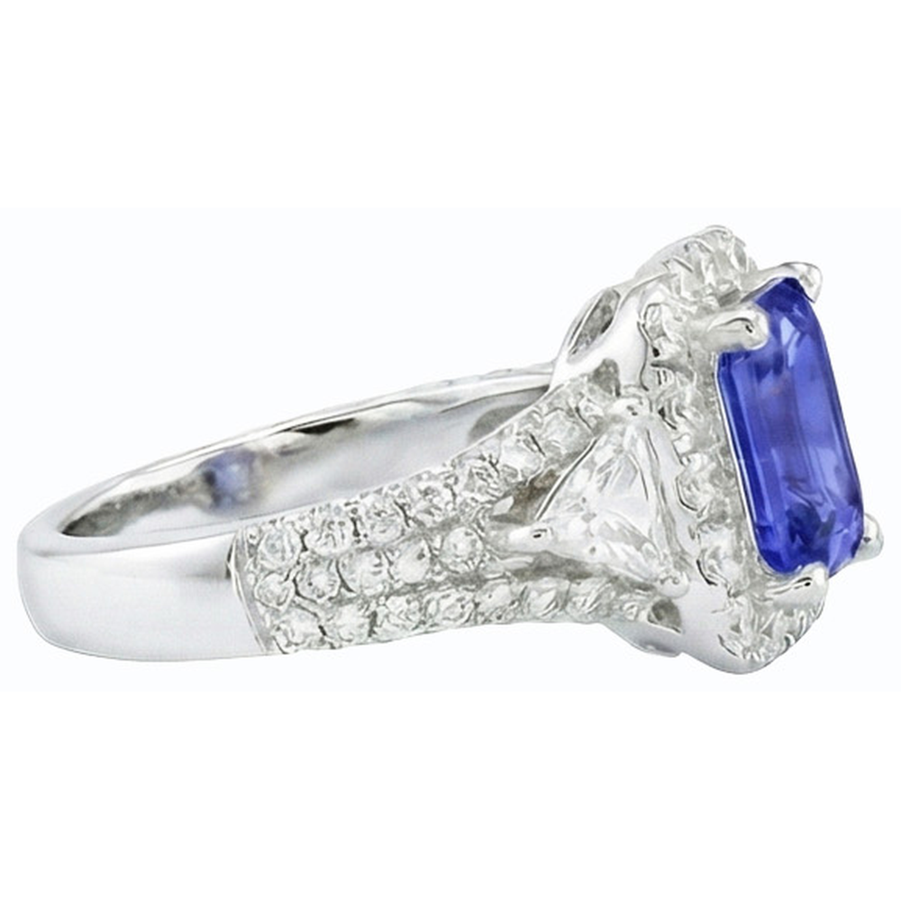 Anello Halo con 3,50 carati di zaffiro blu, 3 smeraldi in stile pietra e diamanti in oro bianco 14K
