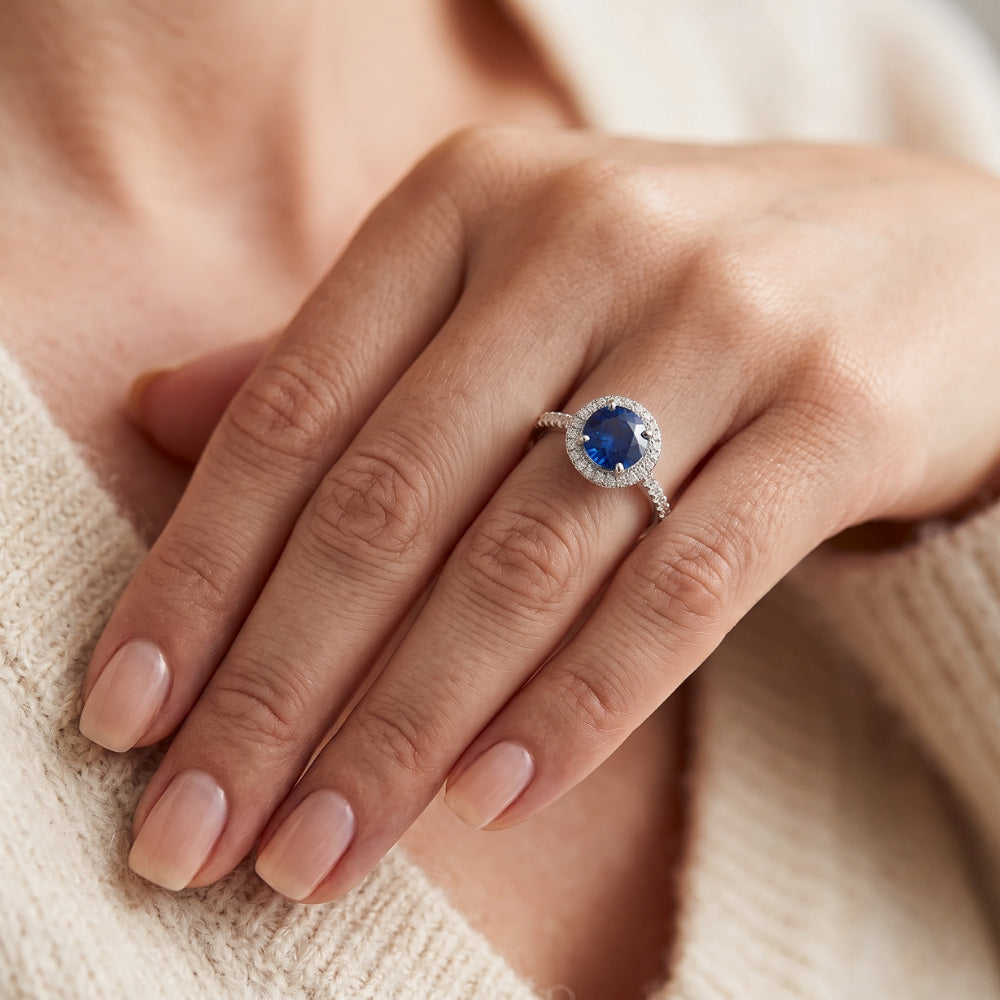 Anello Halo con Zaffiro Blu da 2,50 Carati e Diamante Rotondo in Oro Bianco 14K