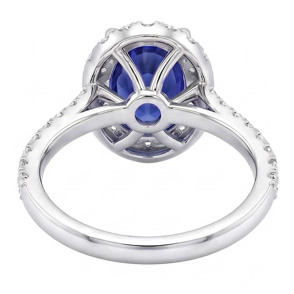 Anello Halo con diamante ovale. zaffiro blu accentato. oro bianco 5.50 carati